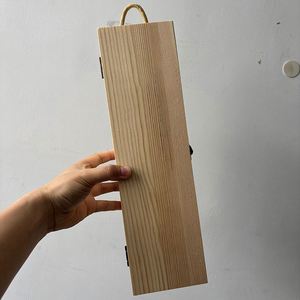 Caja de Madera de Pino para una Sola Botella de Vino con Asa de Cuerda y Cierre Metálico - Product Image 1