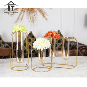 Nórdico europeo color latón florero de vidrio con base de metal soporte para la habitación - Product Image 1