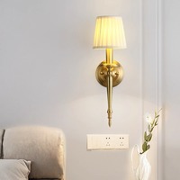 Applique murale simple en cuivre antique avec abat-jour en tissu plissé vertical pour chambre, hôtel, villa, gîte, décoration intérieure
