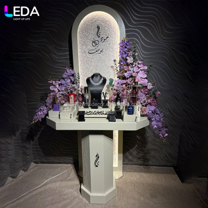 Espositore per Profumi LEDA Personalizzato in Acrilico con Illuminazione LED per Eventi e Feste, Decorazione per Tavoli da Torta per Interni - Product Image 4