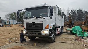 Camion à benne basculante Hino 700 d'origine avec prix réduit et bonne qualité 99% neuf Camion d'occasion stable et durable à vendre - Product Image 3