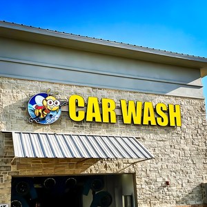 لافتة تجارية مضاءة مخصصة بحروف LED ثلاثية الأبعاد من الفولاذ المقاوم للصدأ بتصميم أنيق وخط واضح للمساحات التجارية الحضرية - Product Image 1