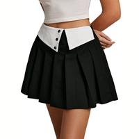 Jupe mini plissée taille haute noire pour femme avec revers contrastant, détail boutonné, style preppy, coupe trapèze
