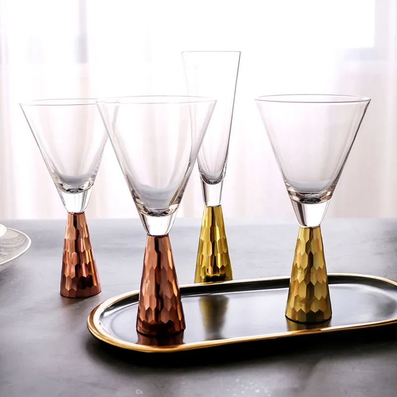 Lumière créative placage de luxe or verre à vin échantillon salle de cocktail verre or base verre à vin bar club ensemble de vin