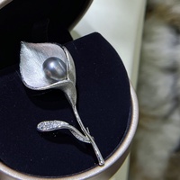 Broche Fleur Classique en Lys Calla, Perle Naturelle de Mer, Laiton Plaqué Or 18K, Forme de Riz, Cadeau du Nouvel An
