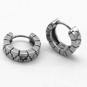 Boucles d'oreilles Huggie Rétro Moto yunnique en Acier Titane à Motif Géométrique, Clous d'oreilles, Usine de Guangzhou - Product Image 2