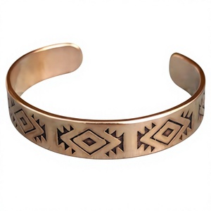 Brazalete de Cobre Puro con Diseño Geométrico Intrincado Estampado, Joyería con Grabado Exquisito - Product Image 1
