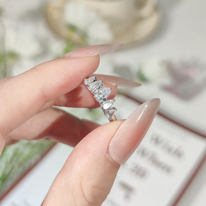 Anillo Unisex de Lujo con Cinco Piedras de Diamante Cultivado en Laboratorio de Corte Pera de 1ct 4x6mm y Oro Blanco Sólido de 10K de Starsgem - Product Image 2