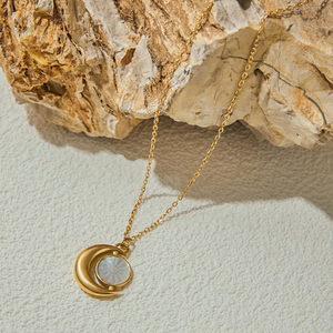 قلادة من الفولاذ المقاوم للصدأ مطلية بالذهب عيار 18 قيراط مع حلية على شكل قمر وخرز لؤلؤي مقلد، تصميم بسيط وأنيق للاستخدام اليومي للنساء - Product Image 4