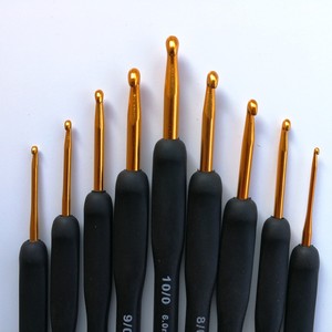 Aguja de Tejer de un Solo Extremo con Empuñadura de Silicona TPR Negra Ecológica - <span class=keywords><strong>Punta</strong></span> de Gancho Dorada para Tejer a Mano, Bordar y Proyectos de Manualidades - Product Image 2