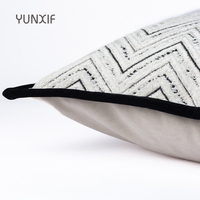 Housse de coussin décorative en jacquard chevron moderne de luxe, style nordique minimaliste géométrique avec passepoil noir pour la décoration du canapé