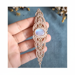 Forma ovalada de piedra lunar arcoíris de alta calidad con pequeñas cuentas de latón, pulsera de macramé, joyería ajustable para regalo del Día del Padre - Product Image 1