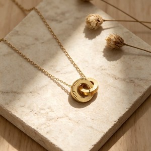 Collana con Doppio Anello a Numeri Romani in Tungsteno Senza Colore, Catena Leggera di Lusso Elettroplaccata per Donna - Product Image 2