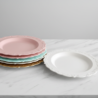Assiettes en plastique jetables blanches avec bord décoratif pour service de buffet et présentation d'aliments