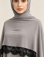 YHE031 Nouvelle Robe Longue Grise Style Cape Abaya avec Bordure en Dentelle Noire pour Femmes Musulmanes – Robe Islamique Quotidienne Premium pour l'Aïd – Vente en Gros et Personnalisation