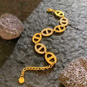 Pulsera de circonita con diseño de nariz de cerdo para mujer, brazalete de acero inoxidable chapado en oro real de 18 quilates con pavé de un solo lado, sencilla, a la moda y que no se deslustra - Product Image 3