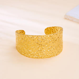Brazalete de Moda para Mujer, Diseño Nuevo, Acero Inoxidable, Chapado en Oro PVD, Estilo Abierto Ancho, Martillado Irregular, Grueso - Product Image 6