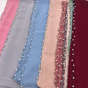 Écharpe polyvalente pour femme avec détails en perles et couleurs unies, notamment blanc, rose, gris, vert et rouge - Product Image 2