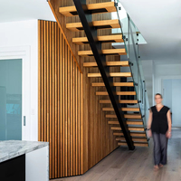 Moderne L-förmige Einholm-Treppe aus Metall und Holz mit Edelstahl-Gerüst und Glasgeländer für Luxushotels und Apartments