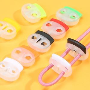 Hebilla de plástico ajustable con diseño de nariz de cerdo y resorte para tensar cuerda elástica, cordón y corda. - Product Image 1