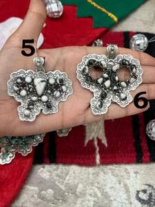 Exclusivo Colgante de Plata de Ley Hecho a Mano con Turquesa Kingman y Búfalo Blanco, Colección Navideña - Product Image 4