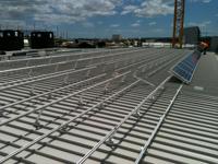 Proyecto físico para demostrar cómo ajustar los soportes solares para techos metálicos