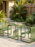 Ensemble table et chaises décontractées pour l'extérieur, idéal pour les patios et les B&B ; Mobilier de jardin en fer style osier, design tendance et luxe léger