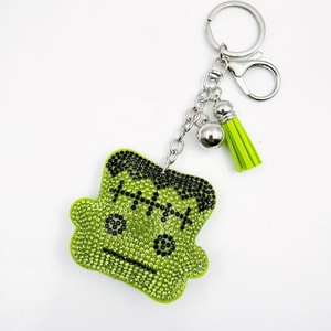 Colgante para coche o bolso con diseño de personaje de dibujos animados, de terciopelo coreano, con diamantes termoadhesivos, cabeza pequeña verde y adornado con diamantes. - Product Image 2