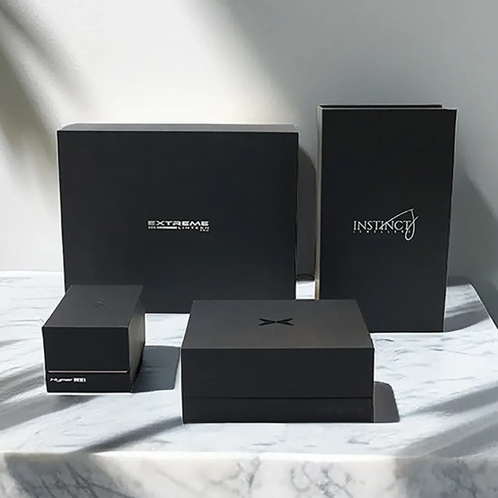 Individuelle luxuriöse schwarze kraftpapier-magnetische bedruckte verpackung aus hartgraue Platte Geschenkbox mit Silberfolie Logo