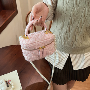 Bolso de mujer de doble propósito de moda en azul claro con diseño de cadena de tweed y perlas - Product Image 6