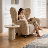 Fauteuil de salon de style français moderne et luxueux, structure en bois, dossier solide, inclinable, rembourrage en mousse souple, décoration d'appartement ou de villa