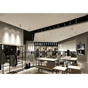 Espositore per Abbigliamento di Alta Qualità, Stand in Acciaio Inossidabile Nero Prodotto su Misura per Negozi di Moda - Product Image 4