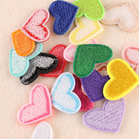 Venta caliente 2,5 cm lindo tamaño pequeño hierro de color en bordado Mini parches de corazón para ropa de niños