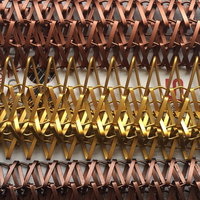 Grille métallique en acier peint grand format (norme AISI) pour revêtements muraux, détails de plafond et décors de présentation en magasin