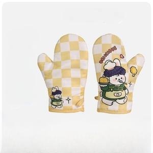 Guantes de Silicona Antideslizantes con Patrón de Diamantes para un Agarre Seguro en Asadores de Pavo Pesados y Ollas Grandes - Product Image 2