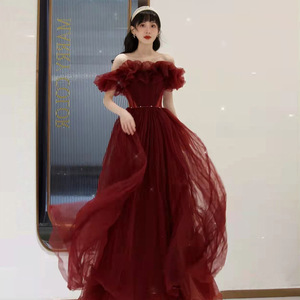 <span class=keywords><strong>Robe</strong></span> <span class=keywords><strong>de</strong></span> soirée rouge automne nouvelle collection pour mariée, design élégant, épaules dénudées, luxe léger, grandes tailles pour femmes rondes - Product Image 1