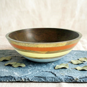 Tazón de madera hecho a mano con rayas multicolor, diseño Wabi Sabi, para servir comida y regalar. - Product Image 1