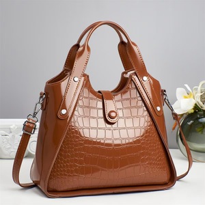 Sac bandoulière de luxe tendance pour femme d'âge mûr, fabriqué par des créateurs de mode haut de gamme - Product Image 4