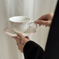 Tasse à café en céramique rose à motif floral gaufré, style rétro français, avec soucoupe, mug à latte en porcelaine vintage occidentale, personnalisable avec logo