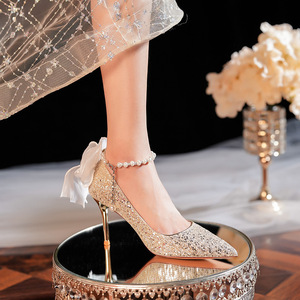 Zapatos de tacón de aguja con punta en pico, correa de perlas en el tobillo y decoración de lazo para novias y bodas. - Product Image 1