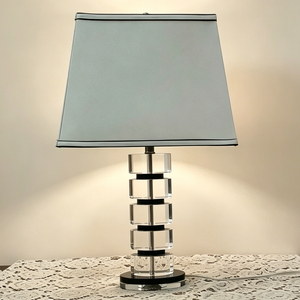 Lampe de table moderne de luxe en cristal K9, LED 3500K lumière blanc chaud, couleurs personnalisables, abat-jour trapézoïdal pour la décoration de la chambre à coucher et du salon - Product Image 1
