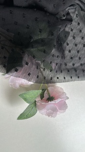 Tissu en polyester recyclé 100% durable GRS, doux, effet plumetti, tissé à pois, chiffon froissé pour robe et chemisier femme - Product Image 1