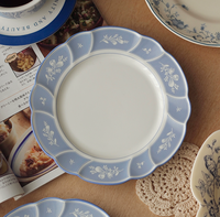 Ensemble d'assiettes à dîner en céramique imprimée de fleurs bleues vintage européenne ensemble d'assiettes à design de forme florale pour événement mariage