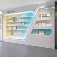Vitrine personnalisable pour trophées et médailles en bois avec éclairage LED, dos en verre, robuste, finition vernie écologique, murale ou sur pied