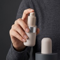 Flacon pompe capsule personnalisé OEM, contenant vide mat pour sérum avec pompe de précision et bande argentée, couleurs pêche/blanc