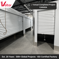 Système de cloisons pour entrepôt intérieur avec portes enroulables et panneaux en acier ondulé - Solution modulaire de couloir à connexion par boulons