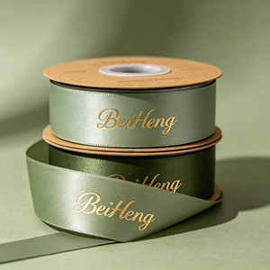 <span class=keywords><strong>Nastro</strong></span> in <span class=keywords><strong>Raso</strong></span> <span class=keywords><strong>di</strong></span> Poliestere Riciclato RPET Sostenibile con Stampa in Lamina d'Oro per Confezioni <span class=keywords><strong>di</strong></span> Lusso e Matrimoni - Product Image 2