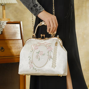 Sac à main vintage brodé de roses de <span class=keywords><strong>Versailles</strong></span>, accessoire national pour Qipao, banquet, blanc, deux chaînes, fermeture magnétique, léger - Product Image 1