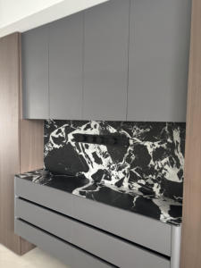 Dalles en pierre frittée noire de gros format 1200x2400mm, aspect marbre, carrelage en porcelaine, plan de travail en pierre frittée noire - Product Image 4