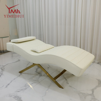 Table de massage professionnelle pour studio cosmétique, personnalisée en blanc avec base en métal doré pour soins du visage, spa, extensions de cils, tatouage